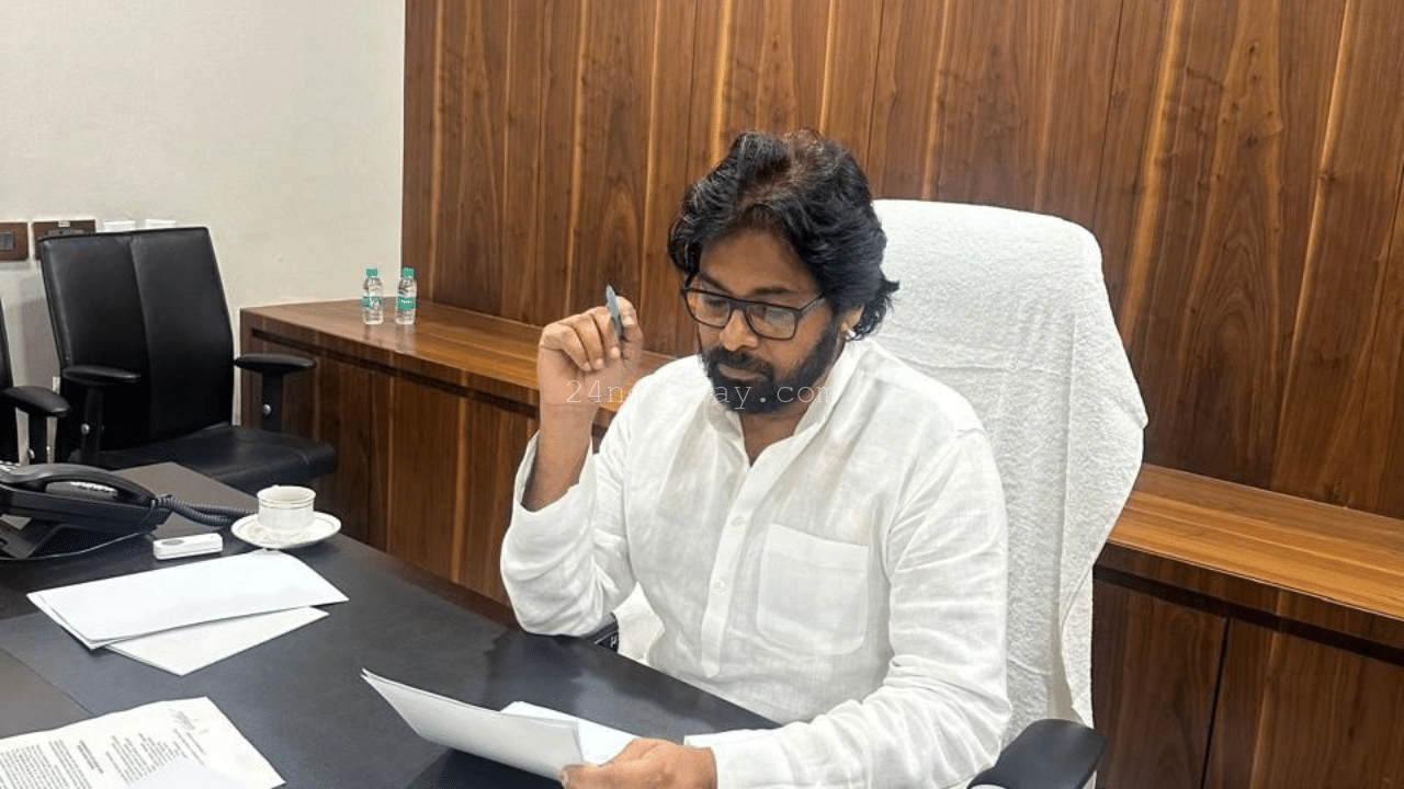 Pavan ఈజ్ గ్రేట్: 400 గ్రామపంచాయతీలకి లక్షరూపాయలు